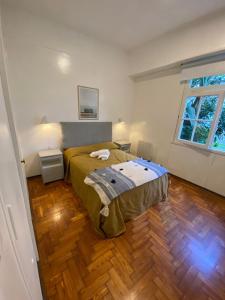 Schlafzimmer mit einem Bett und Holzboden in der Unterkunft Apartamento Malabia in Buenos Aires