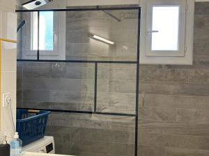 W łazience znajduje się prysznic ze szklanymi drzwiami. w obiekcie Brinette Room w mieście Tulon