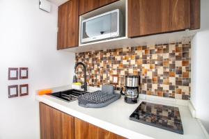 アカプルコにあるHotel Torres Gemelasのキッチン(シンク、電子レンジ、コンロ付)
