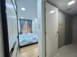 eine Tür zu einem Schlafzimmer mit einem Bett in der Unterkunft Eko Cheras 时尚复式公寓loft,两室一厅 in Kuala Lumpur
