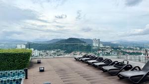 eine Sitzreihe auf einem Dach in der Unterkunft Eko Cheras 时尚复式公寓loft,两室一厅 in Kuala Lumpur