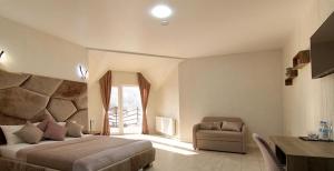 1 dormitorio con 1 cama grande y 1 silla en Four Seasons In Carpathians en Migovo