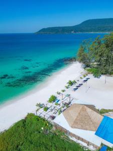 Long Beach Resort Koh Rong في جزيرة كوه رونغ: اطلالة جوية على شاطئ فيه مظلات والمحيط