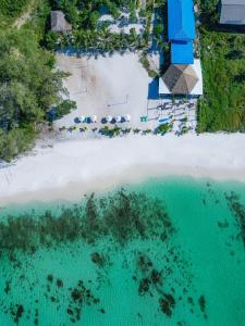 uma vista aérea de uma praia e do oceano em Long Beach Resort Koh Rong em Koh Rong Island