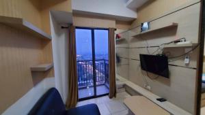 a room with a window with a view of a city at OYO 93552 Tamansari Panoramic Apartment By Anwar in Bandung