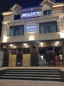 Une entrée avec des escaliers se trouve devant l'hôtel. dans l'établissement Отель-музей, à Tachkent