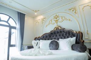 Кровать или кровати в номере Royal Dương Nội Hotel