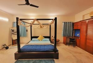 una camera con letto a baldacchino di Urban Escape Luxury Villa a Bangalore