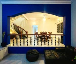 un soggiorno con tavolo e parete blu di Urban Escape Luxury Villa a Bangalore