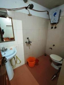 uma casa de banho com um lavatório, um WC e um espelho. em Royal Guest House em Bharatpur