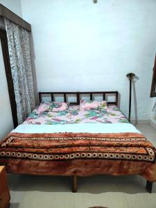 una camera con letto e struttura in legno di Royal Guest House a Bharatpur