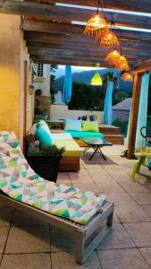 patio z kilkoma łóżkami na patio w obiekcie appartement dans villa aquarelle w mieście Biguglia