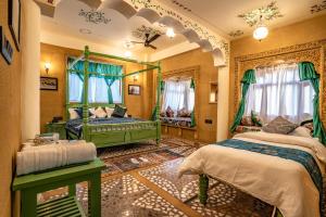 Un dormitorio con dos camas en una habitación. en Tripli Hotels Prithvi Haveli, en Jaisalmer