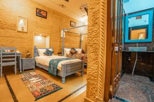 齋沙默爾的住宿－Tripli Hotels Prithvi Haveli，一间卧室配有一张床、一张书桌和一面镜子