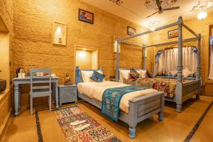 齋沙默爾的住宿－Tripli Hotels Prithvi Haveli，一间卧室配有两张床、一张桌子和一张书桌
