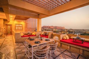 齋沙默爾的住宿－Tripli Hotels Prithvi Haveli，带沙发和桌椅的天井。