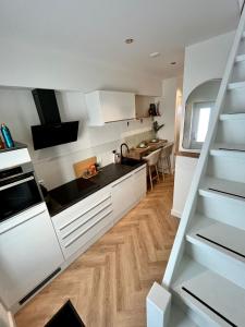 Kitchen o kitchenette sa Tiny House in center Aalsmeer I Close to Schiphol & Amsterdam