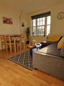uma sala de estar com um sofá e uma mesa em Central location em Londres