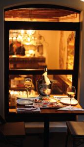 Impera Hotel - Special Category في إسطنبول: طاولة مع كأسين من النبيذ في فرن