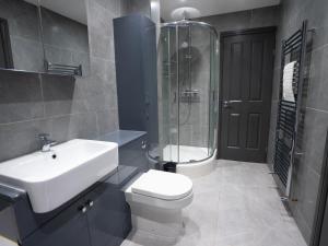 y baño con lavabo, aseo y ducha. en Central Apartment 3 Beds Near Station Fee Parking en Farnborough