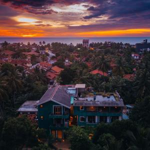 a house in the middle of a city at sunset at Woodnest Summerside in Negombo