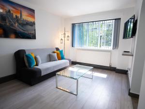 sala de estar con sofá y mesa de cristal en Central Apartment 3 Beds Near Station Fee Parking en Farnborough