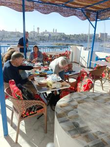 un groupe de personnes mangeant à une table sur un bateau dans l'établissement Airkela Nuba Dool2, à Assouan