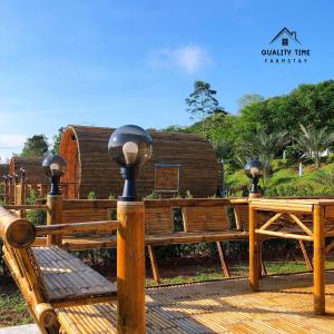 un banco de madera sentado frente a una yurta en Quality Time Farmstay: Bamboo House, en Ban Pa Lau