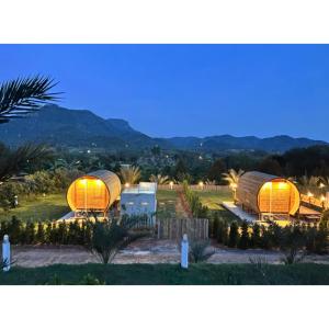 una imagen de tres cúpulas en un campo con árboles en Quality Time Farmstay: Bamboo House, en Ban Pa Lau