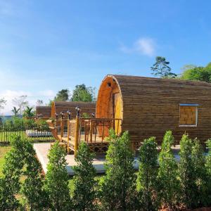 um edifício com um parque infantil em frente em Quality Time Farmstay: Bamboo House em Ban Pa Lau