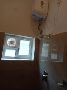 ein Bad mit einem Fenster und einem WC. in der Unterkunft Tulip In Green Meadows in Yercaud