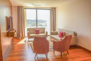 sala de estar con sofá, mesa y sillas en Broadwalk Residency en Nairobi