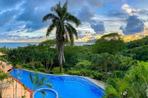 La alberca dentro o cerca de Modern condo with stunning ocean views in Samara