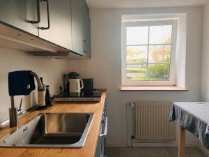 Η κουζίνα ή μικρή κουζίνα στο Gemütliche Wohnung nahe Lüneburg direkt am Waldrand - wifi +11 φωτογραφίες