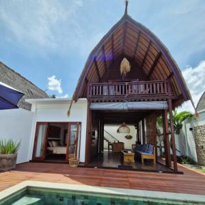 eine Villa mit einer Terrasse und einem Pool in der Unterkunft The Sanctuary -Private pool villas in Gili Air