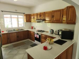 Cucina o angolo cottura di Fairy-Tern Chalets Cerf Island