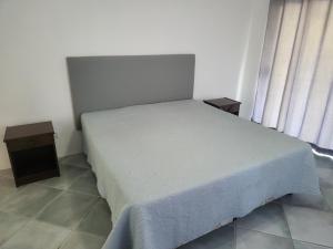 Letto o letti in una camera di Fairy-Tern Chalets Cerf Island