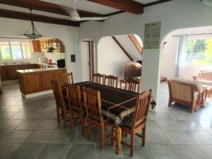 Cucina o angolo cottura di Fairy-Tern Chalets Cerf Island
