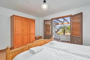 Un dormitorio con una cama y una ventana grande. en Casa Blanca, en Torrox 25 fotos más