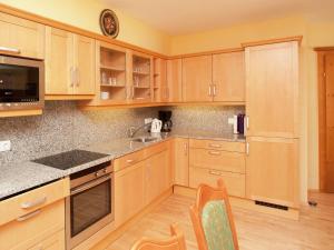 kuchnia z drewnianymi szafkami i blatem w obiekcie Apartment in Saalbach-Hinterglemm with sauna w Saalbach Hinterglemm