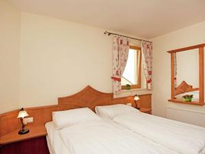 sypialnia z 2 białymi łóżkami i 2 oknami w obiekcie Apartment in Saalbach-Hinterglemm with sauna w Saalbach Hinterglemm
