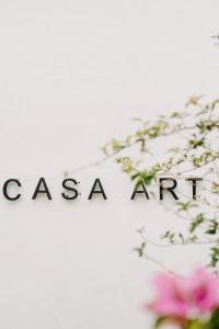 zbliżenie tekstu ściany z różowymi kwiatami w obiekcie Casa Art Ubud w mieście Ubud