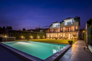 Басейн в Guest House Panorama Aqualux with Free Parking або поблизу