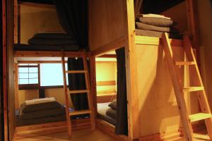 Palanda nebo palandy na pokoji v ubytování Hostel & Tatami Bar Uchikobare -内子晴れ-
