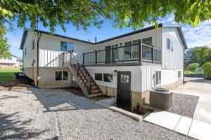 una casa grande con una escalera delante de ella en Comfortable Modern Home w/ Game Room, en American Fork