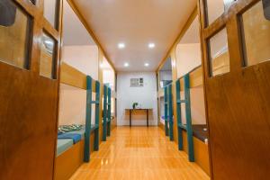 - un couloir dans un dortoir doté de lits superposés dans l'établissement El Nido Home Stay, à El Nido