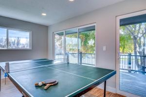 mesa de ping pong en una sala con pista de tenis en Comfortable Modern Home w/ Game Room, en American Fork