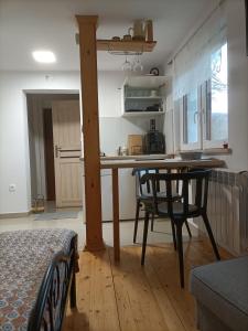kuchnia z drewnianym stołem i krzesłami w pokoju w obiekcie Pod Jabłonią w mieście Szczawnica