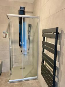 La salle de bains est pourvue d'une douche avec une porte en verre. dans l'établissement Cozy studio in calm, à Mandelieu-la-Napoule