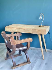 un bureau en bois avec une chaise et une lampe. dans l'établissement Cozy studio in calm, à Mandelieu-la-Napoule